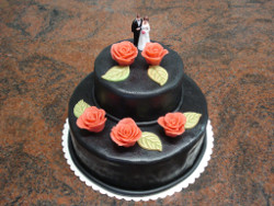 Kleine 2-stöckige Torte mit schwarzem Rollfondant